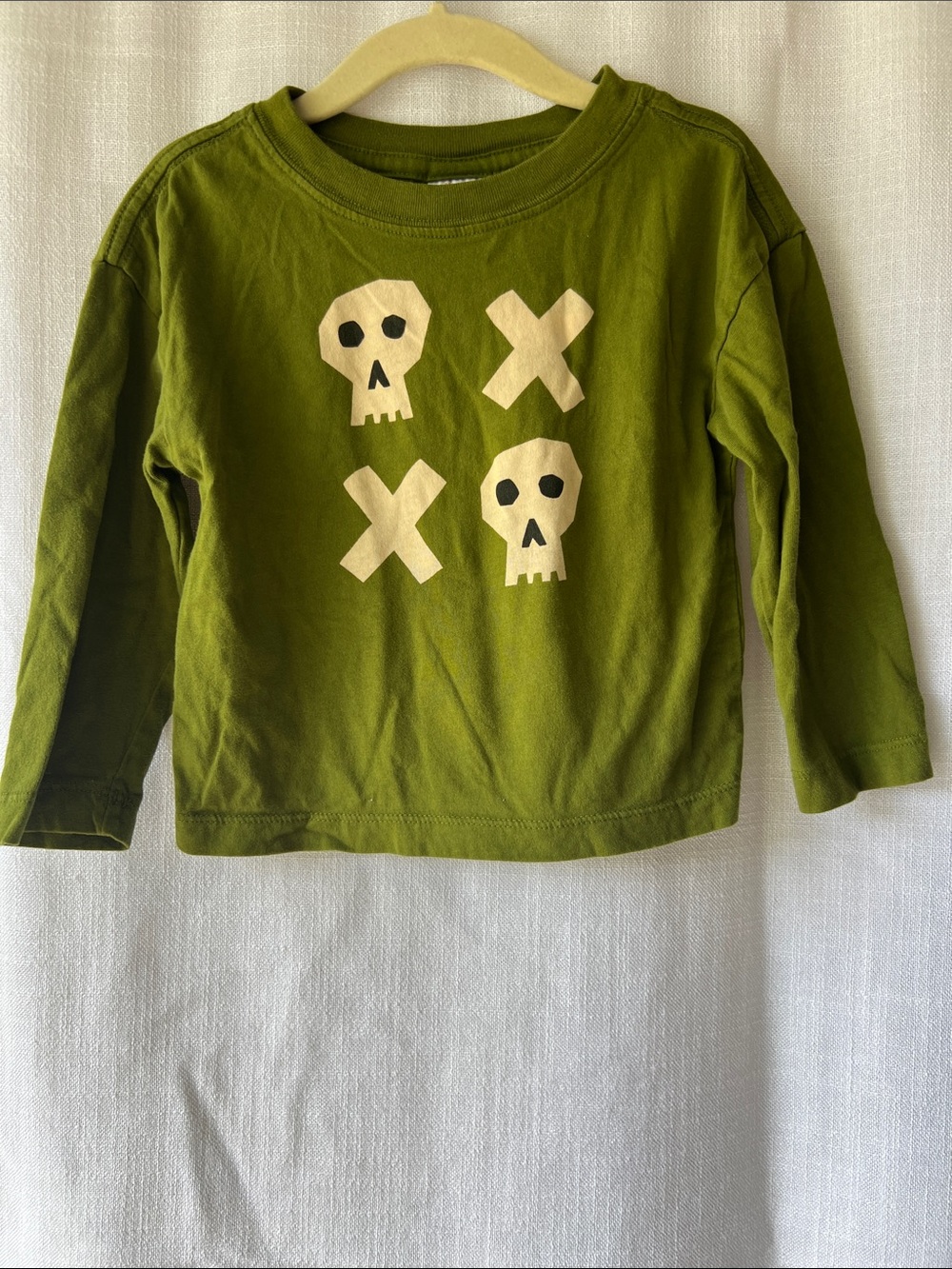 Hanna Andersson Olive Green Long-Sleeve Halloween Tee with Skull & X